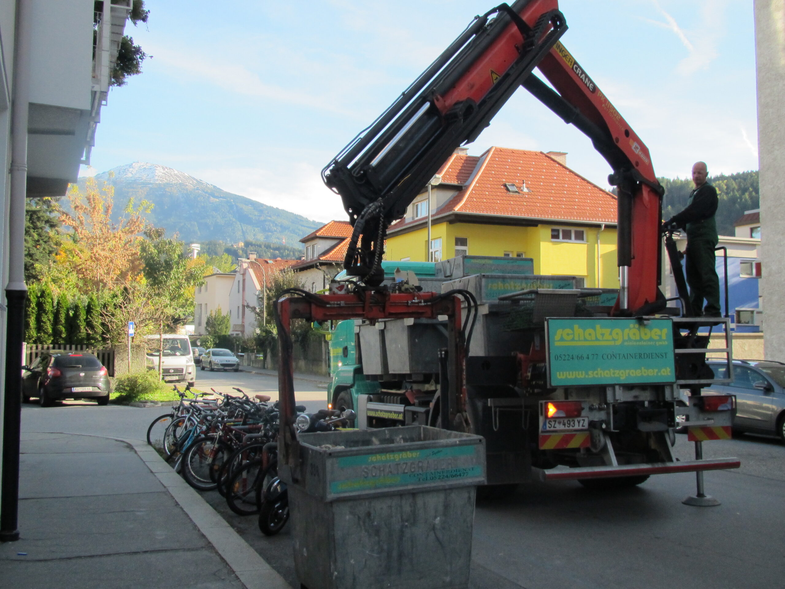 Schatzgräber LKW beim Abladen der Minicontainer