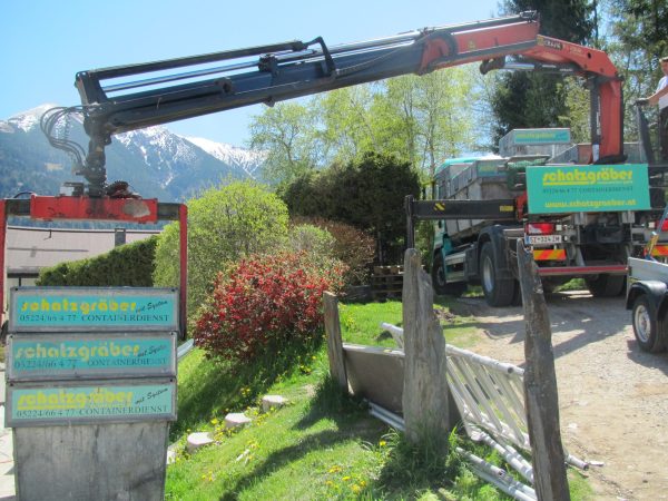 Anlieferung mehrerer 1 m³ Minicontainer für Privatbaustelle