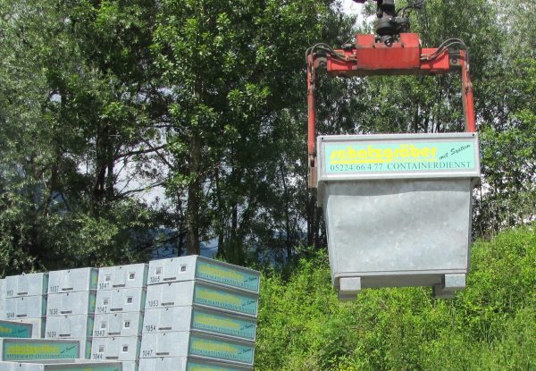 1m³ Container wird mit Kranwagen versetzt