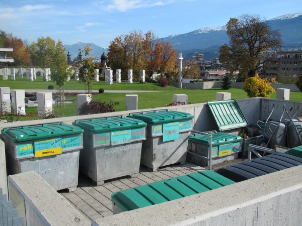 Mehrere 1 m³ Container nebeneinander aufgestellt - die Schatzinsel für praktische Trennung und Entsorgung